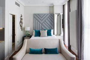 Кровать или кровати в номере Baker Street by Viridian Apartments