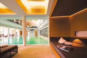 a swimming pool in the middle of a hotel lobby at Naturresort & Spa Schindelbruch in Stolberg