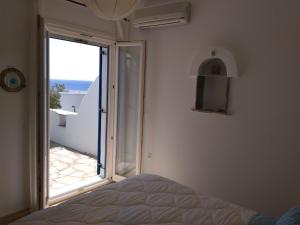 アギオス・ソスティスにあるAir, Sun & Sea...のベッドルーム1室(ベッド1台、景色を望む窓付)