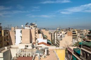 una vista aérea de una ciudad con edificios en 5th floor apartment with city view en Athens