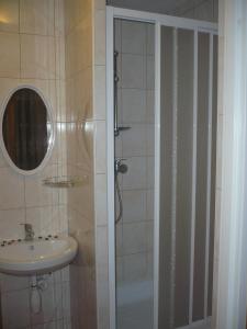 a bathroom with a shower and a sink at Pokoje gościnne w górach in Kościelisko