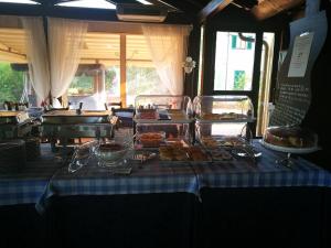 カステルフィオレンティーノにあるLocanda le Boscarecceの青白のテーブル布の上に食べ物をかけたテーブル