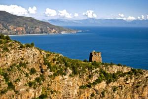 un castillo en un acantilado junto al océano en Il Caprarizzo, en Palinuro