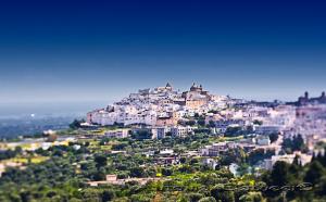 Vista generica su Ostuni o vista sulla città dall'interno della casa vacanze