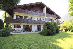 ein großes Haus mit Balkon darüber in der Unterkunft FeWo Gudrun in Garmisch-Partenkirchen