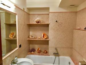 un baño con bañera y lavabo en BellaVista Apartments, en Taormina 63 fotos más