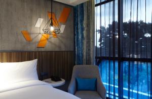 ibis Styles Medan Pattimura内部或周边的泳池
