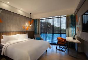 ibis Styles Medan Pattimura客房内的一张或多张床位