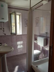 Vannituba majutusasutuses Guest house Mali hotel