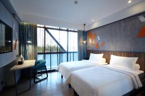 ibis Styles Medan Pattimura客房内的一张或多张床位