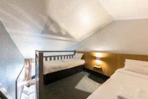 Un pat sau paturi într-o cameră la B&B HOTEL AVRANCHES Baie du Mont St-Michel
