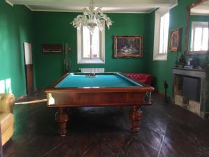 a pool table in a room with green walls at Villa Gioia in San Giorgio di Piano