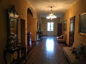 sala de estar con sofá y lámpara de araña en Villa Gioia en San Giorgio di Piano