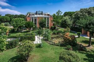 eine Luftansicht eines Hauses mit Garten in der Unterkunft DB Villas Le Ville del Lido Resort in Lido di Venezia