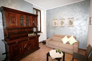 sala de estar con sofá y mesa en Cortile del Forno nel centro storico en Arona