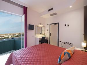 سرير أو أسرّة في غرفة في Hotel Levante