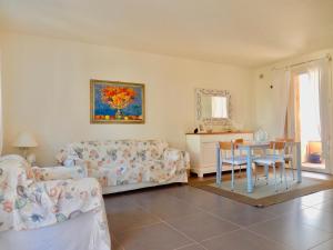 Villa Mare في ليدو دي كامايوري: غرفة معيشة مع أريكة وطاولة