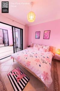 a bedroom with a large bed with flowers on it at Vanke Shuangyue Bay Villa in Huidong