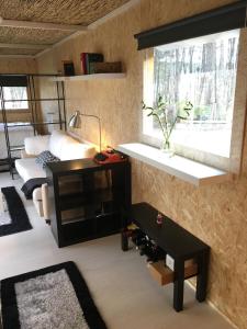 Habitación con mesa, lavabo y ventana. en Relax Container, en Aguiar da Beira