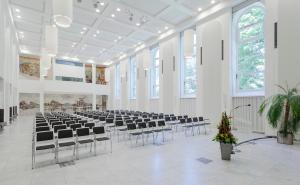 une chambre avec rangées de chaises dans un bâtiment dans l'établissement Kardinal Schulte Haus, à Bergisch Gladbach
