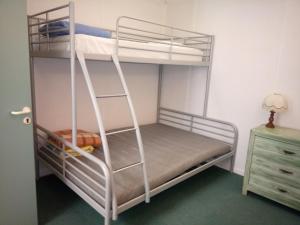 a bunk bed with a ladder in a room at Gîte des Augustins in Monflanquin