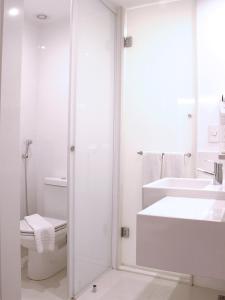 a bathroom with a toilet, sink, and shower at ibis Styles Brasilia Aeroporto in Brasília