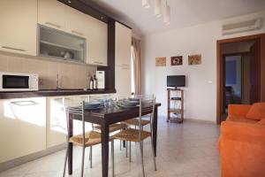 a kitchen with a table and chairs in a room at La Fonte degli Angeli Apartments in Suvereto