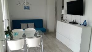 Una sala de estar con una mesa y un sofá azul. en Klif w Mechelinkach, en Mechelinki 28 fotos más