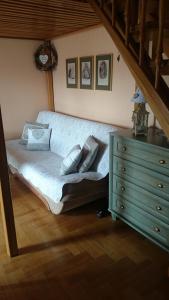 ein Schlafzimmer mit einem Bett, einer Kommode und einer Treppe in der Unterkunft Apartament Leśmiana in Świnoujście