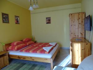 een slaapkamer met een bed met rode kussens erop bij Franciska Portája in Igal