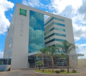 a building with a sign on the front of it at ibis Styles Brasilia Aeroporto in Brasilia