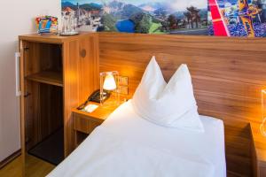 Una cama o camas en una habitación de Hotel Kongress