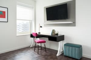 TV a/nebo společenská místnost v ubytování TRYP by Wyndham Newark Downtown