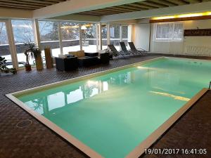 een groot zwembad in een hotelkamer bij Chalets St. Wendelin in Telfs