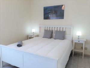 - un grand lit blanc dans une chambre avec 2 tables dans l'établissement Mouramar- Garagem, Piscina & Wifi, à Vilamoura 39 autres photos