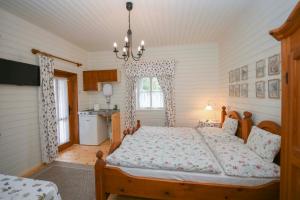 een slaapkamer met een groot bed in een kamer bij Garten Vendégház in Eger