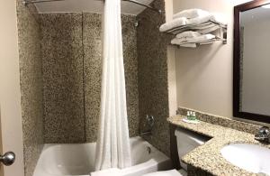 Ένα μπάνιο στο red maple inn and suites
