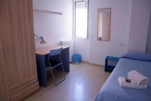 Postel nebo postele na pokoji v ubytování Residencia Universitaria Cadiz Centro