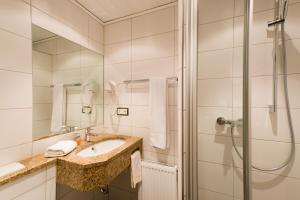 Koupelna v ubytování Hotel SCHNEIDER + 37 fotografií