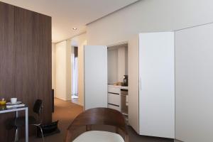 um quarto com uma mesa e um armário branco em Maison Wyck em Maastricht