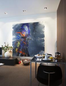 um quarto com uma mesa e um quadro na parede em Maison Wyck em Maastricht
