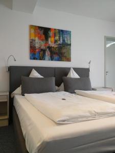1 dormitorio con 2 camas y un cuadro en la pared en Mozart-Stuben en Denkendorf