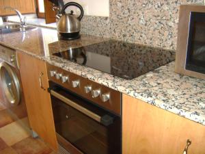 kuchnia z kuchenką górny piekarnik obok zlewu w obiekcie Stone Cottage O CEBREIRO w mieście Curtis +35 zdjęć