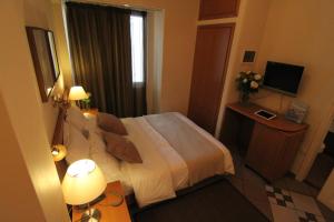 Postel nebo postele na pokoji v ubytování Achillion Hotel