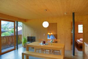 Zimmer mit einem Holztisch und einem Esszimmer in der Unterkunft Bioholzhaus Haslinger in Neustift im Stubaital