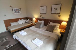 Postel nebo postele na pokoji v ubytování Achillion Hotel