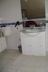 Ein Badezimmer in der Unterkunft Le Castillon