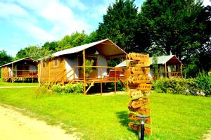 エターブルにあるGlamping Terre & Merの小屋前の木造看板