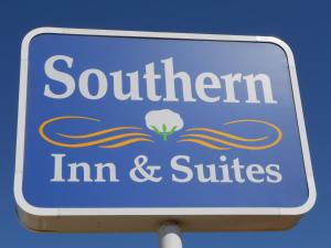 a sign for a southern inn and suites at Southern Inn and Suites Yorktown in Yorktown