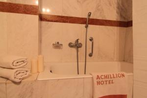 Koupelna v ubytování Achillion Hotel